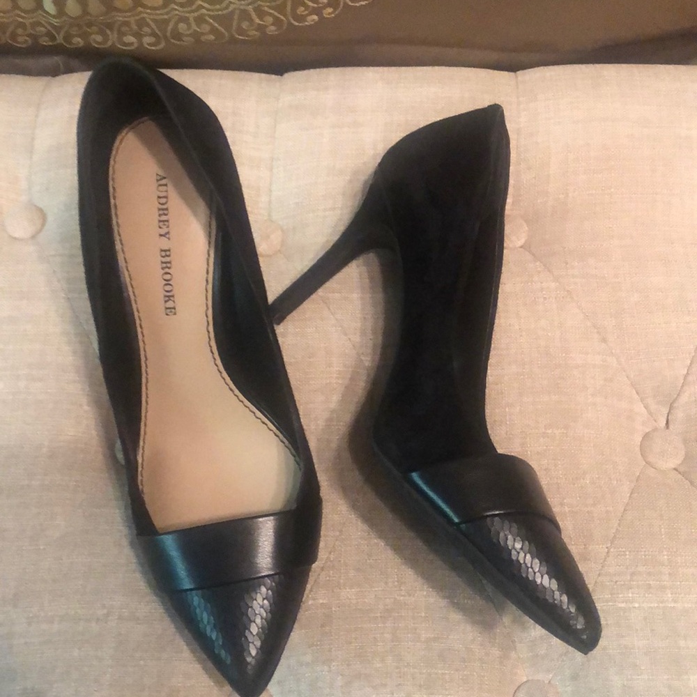 Black suede & leather pumps